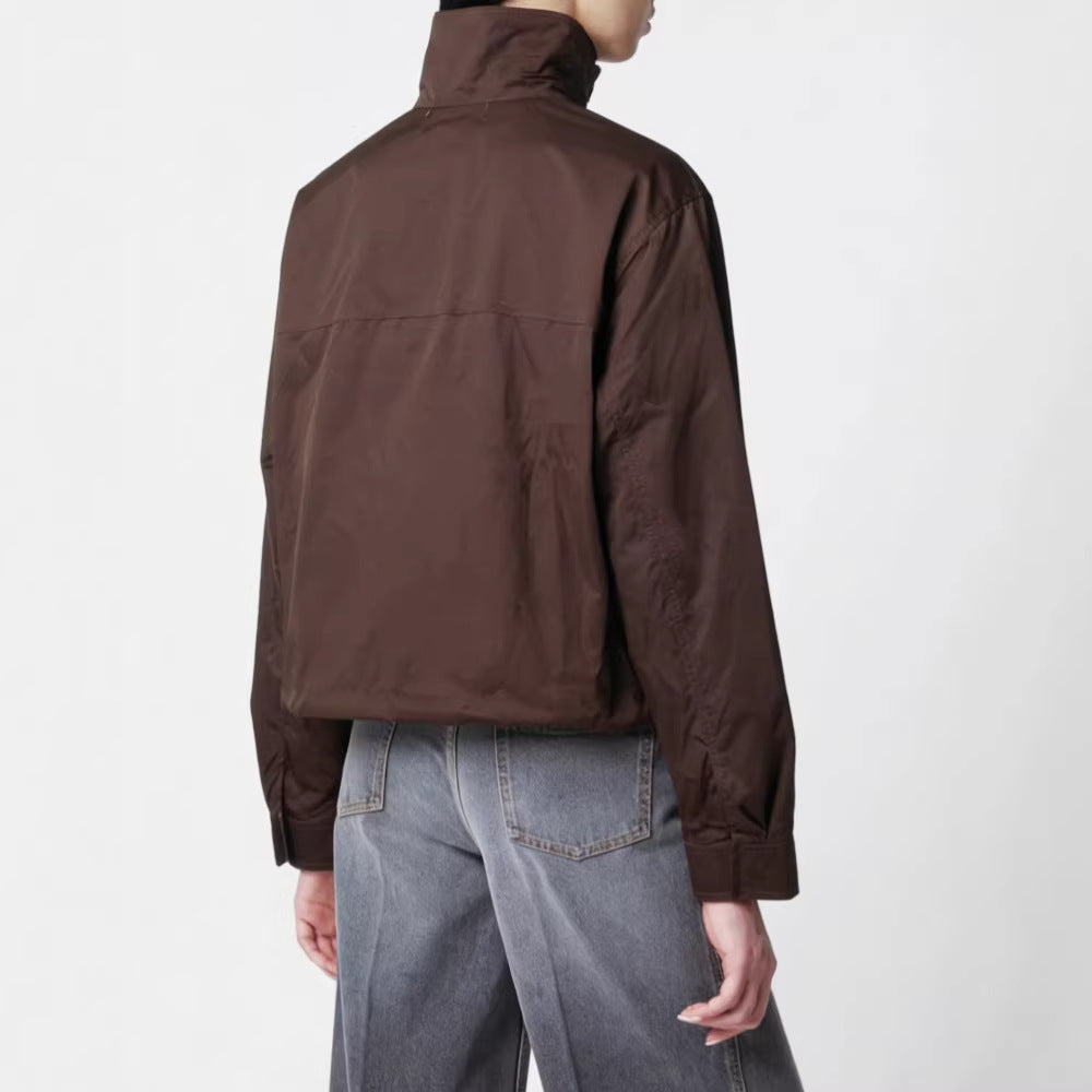 Cappotto trench lungo da donna elegante per mezza stagione. Stile minimalista con collo alto e maniche lunghe, moda.