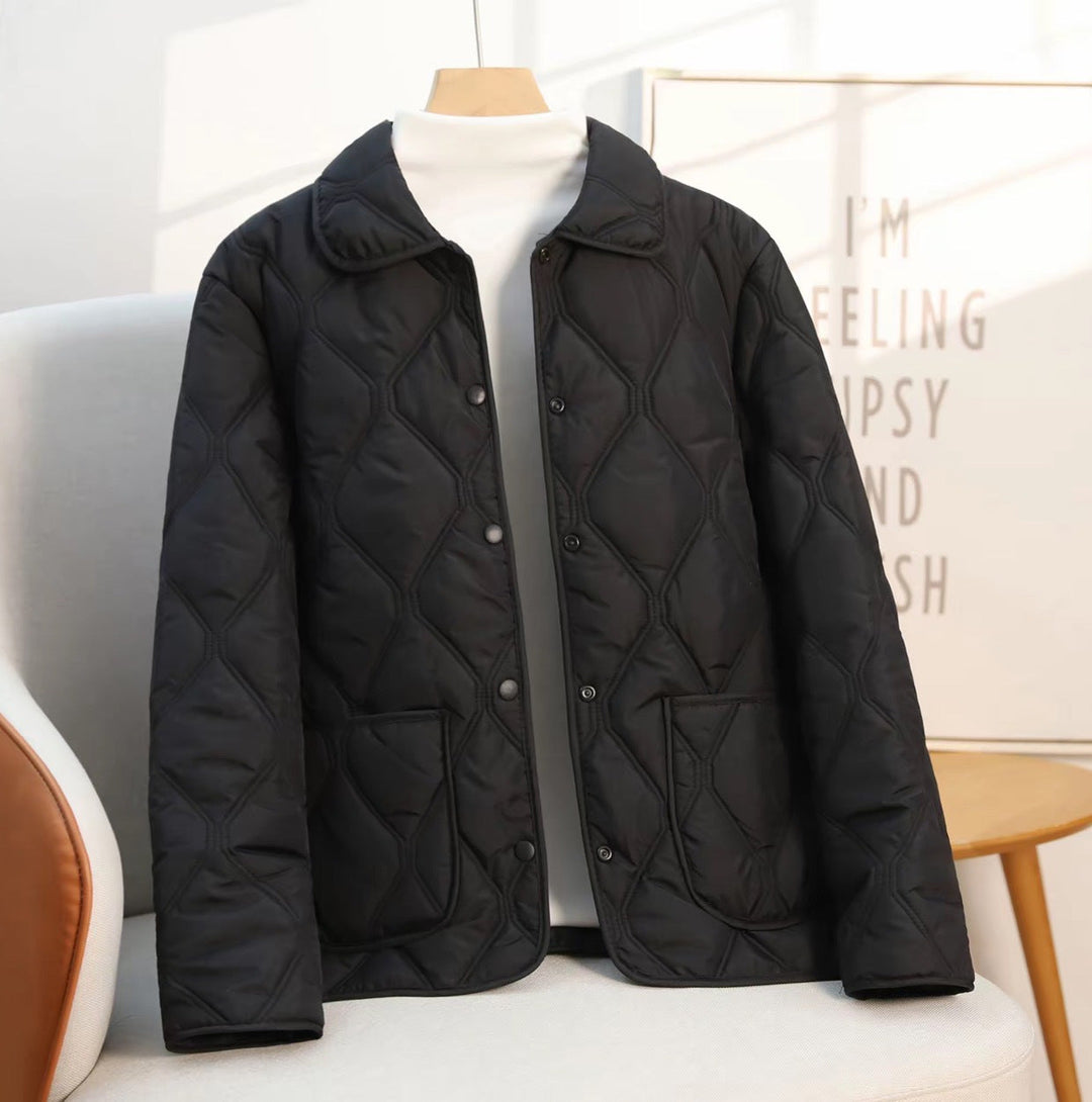 Giacca donna corta casual, un outerwear versatile con revers per un look moderno e comodo in ogni stagione.