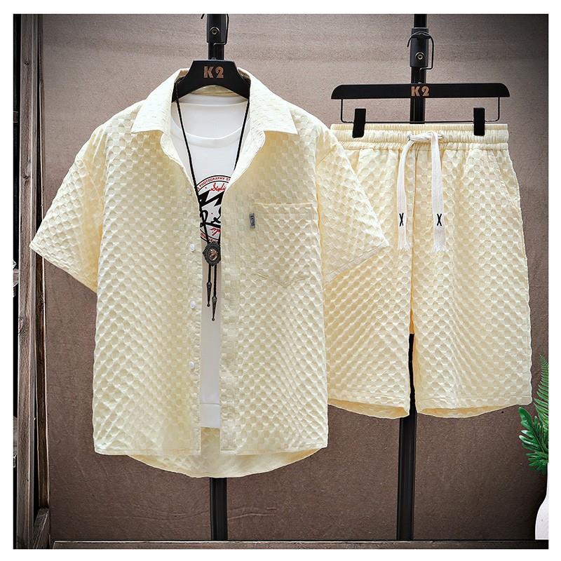 Abbigliamento sportivo estivo uomo: completo casual due pezzi bianco con camicia e pantaloncini comodi e ampi.