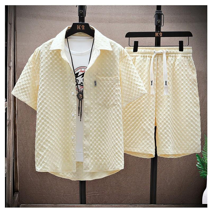 Abbigliamento sportivo estivo uomo: completo casual due pezzi bianco con camicia e pantaloncini comodi e ampi.