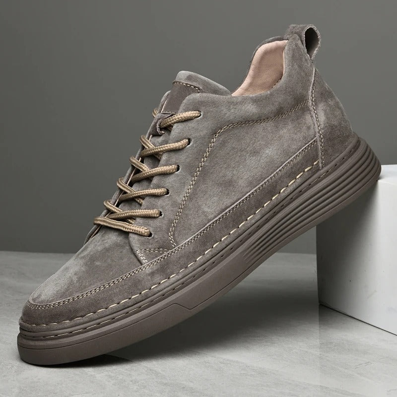 Calzature uomo perfette per il quotidiano, ammortizzate, ampia vestibilità, colori beige, bianco, arancio.