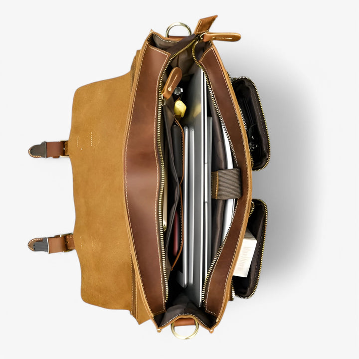 Borsa portadocumenti da viaggio uomo in pelle marrone chiaro, con patta e tracolla, per un look professionale.