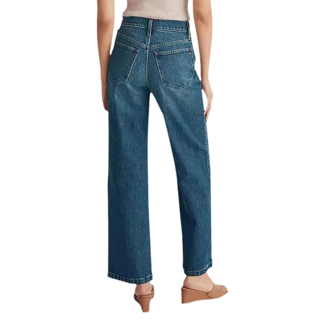 Outfit con jeans larghi strappati da donna a vita alta in blu denim, per uno stile comodo e attuale.