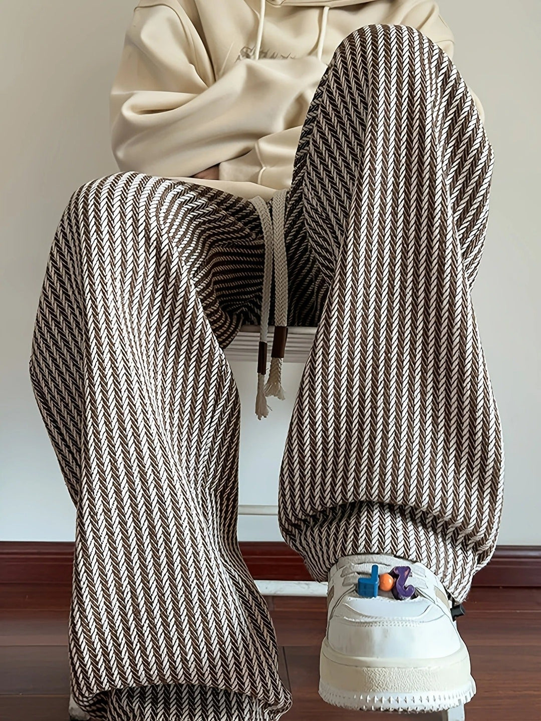 Pantaloni uomo eleganti a gamba larga, motivo spina di pesce, perfetti per look casual e streetwear.