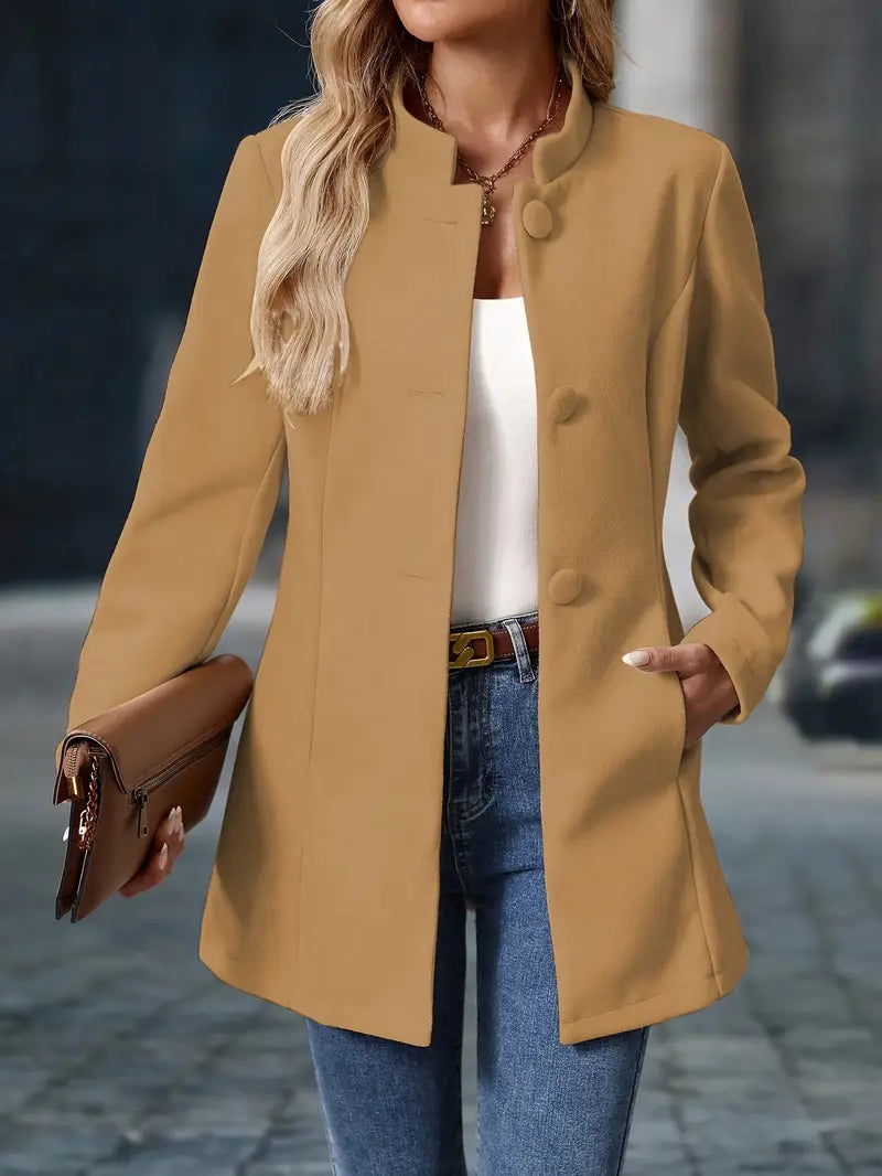 Cappotto invernale donna crema elegante, collo alto. Bottoni decorativi, moda chic.
