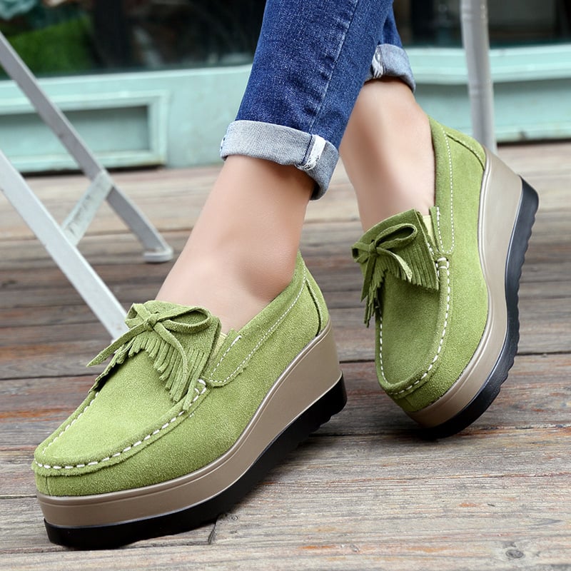 Scarpe donna slip-on con zeppa, fiocco e nappine, perfette per comfort casual.