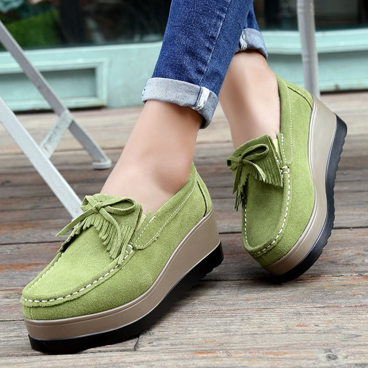 Scarpe donna slip-on con zeppa, fiocco e nappine, perfette per comfort casual.