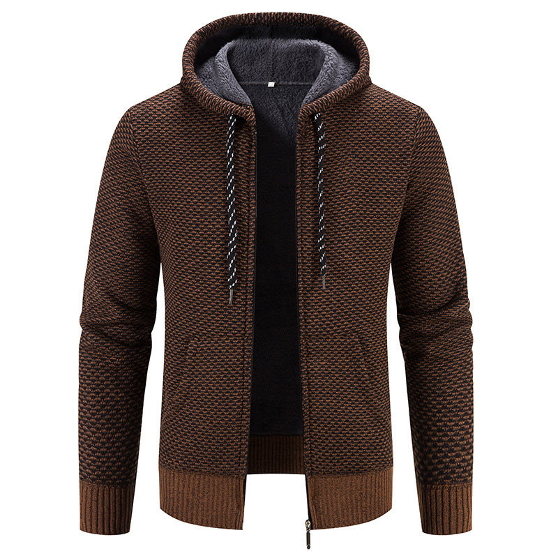 Uomo indossa cappotto invernale con cappuccio e cerniera, ideale per abbigliamento casual e protezione dal freddo.