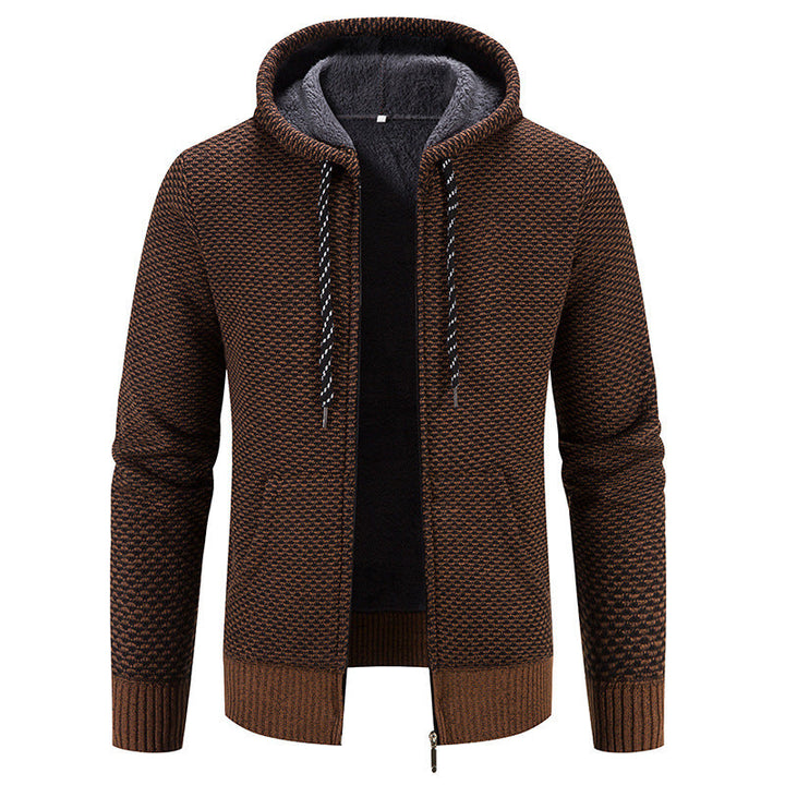 Uomo indossa cappotto invernale con cappuccio e cerniera, ideale per abbigliamento casual e protezione dal freddo.