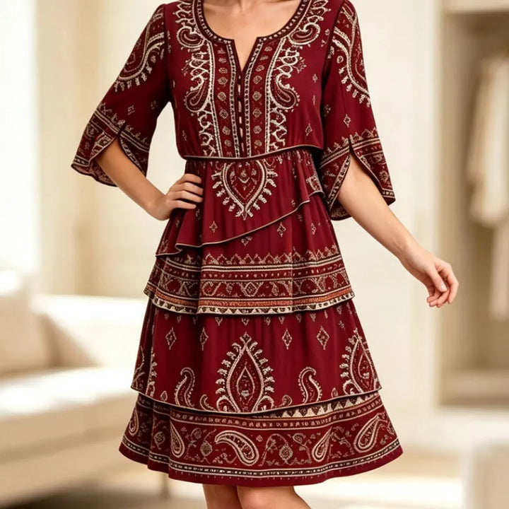 Abito casual ed elegante per donna, design bohémien con vivace stampa etnica e volant.