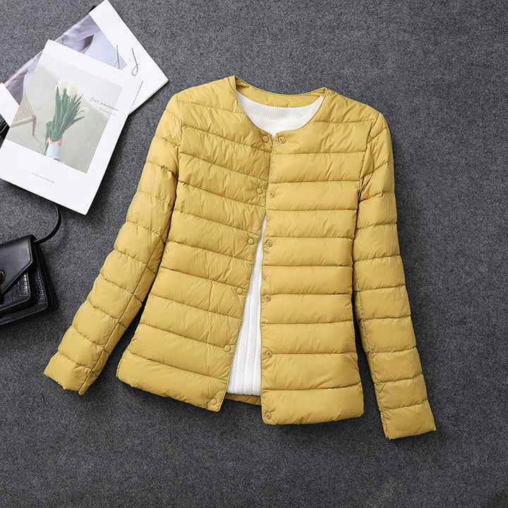 Giacca isolante leggera da donna con scollo rotondo, perfetta per autunno e inverno.