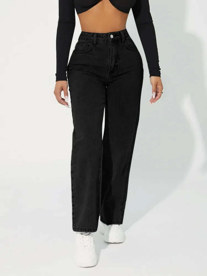 Modello jeans donna vita alta gamba dritta, chiusura a zip frontale, per uno stile moderno e confortevole.