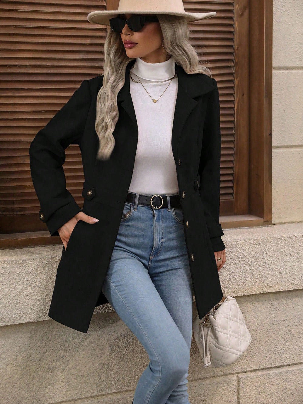 Capospalla donna elegante monopetto con revers. Lunghezza media, ideale per look formali e invernali.