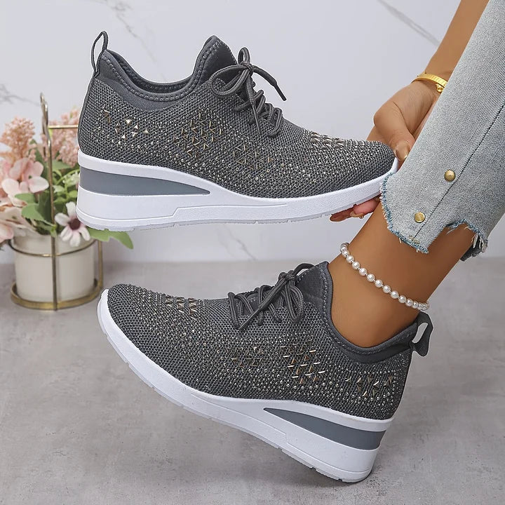 Sneakers donna con zeppa, vista laterale, dettagli scintillanti, calzature comode per passeggio.