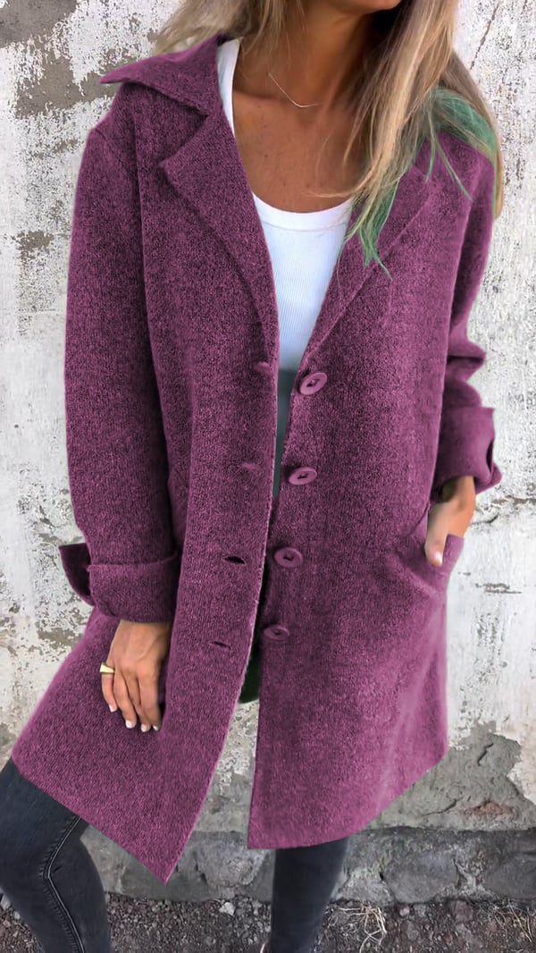 Donna che indossa giacca oversize chic, con revers dentellato e bottoni, per un look di tendenza.