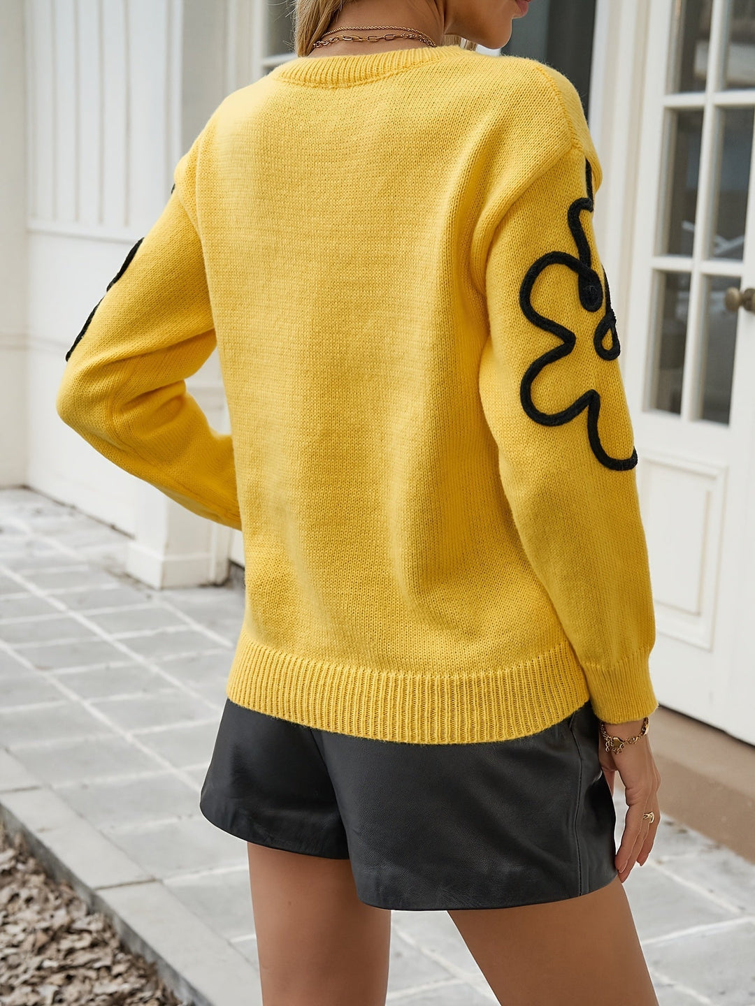 Maglione donna casual-chic girocollo. Ricamo floreale dettagliato, perfetto per abbigliamento autunnale/primaverile comodo.
