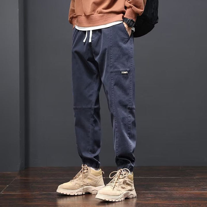 Pantaloni jeans uomo blu affusolati e cropped, perfetti per outfit quotidiani e uno stile casual.