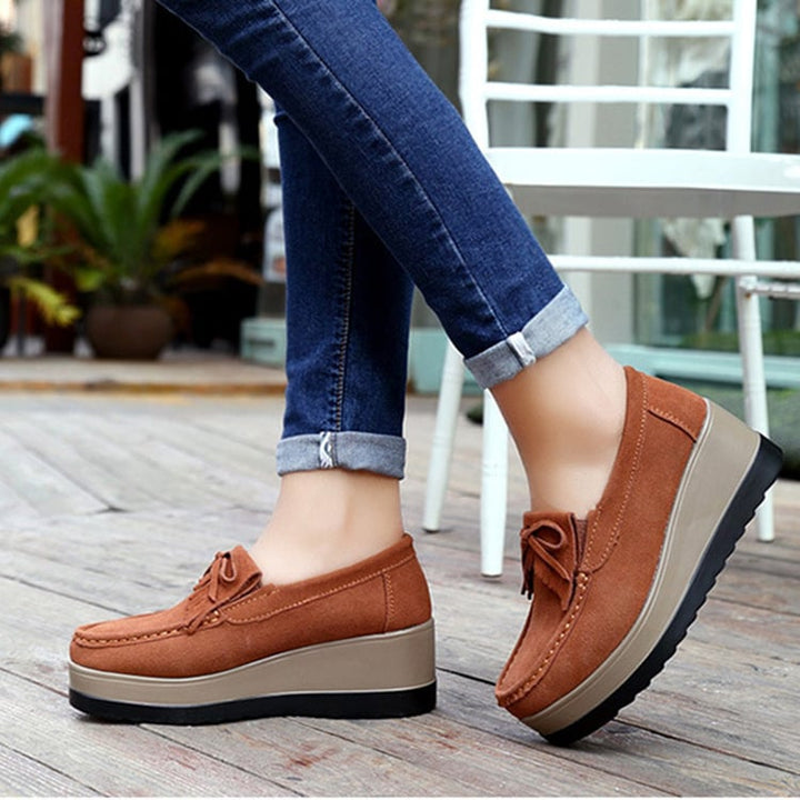 Scarpe donna eleganti slip-on con zeppa e fiocco con nappine, perfette per il tuo stile.