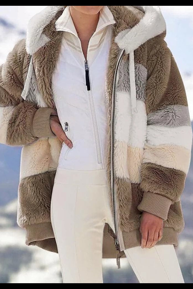 Giacca donna oversize, calda e avvolgente, con cappuccio e zip per look casual quotidiano.