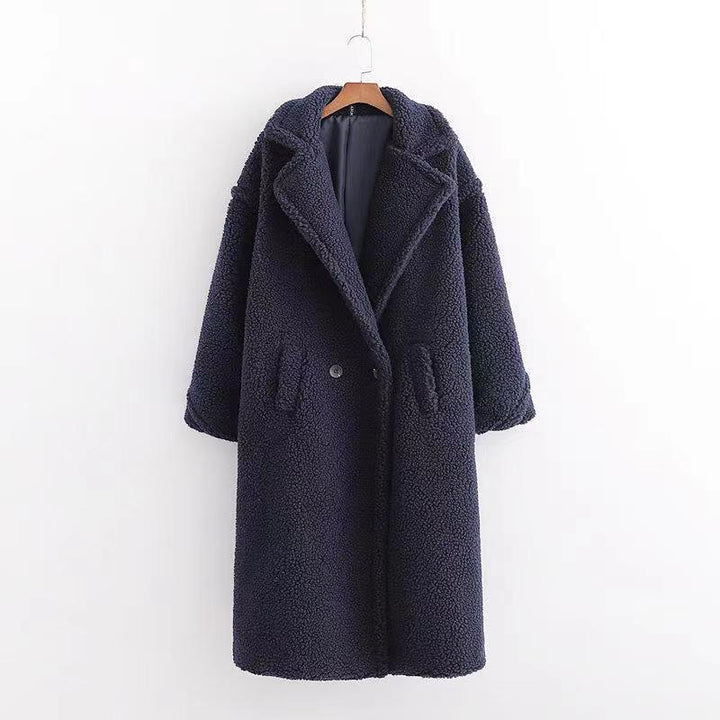 Cappotto lungo da donna per l'inverno, abbigliamento caldo e di tendenza per affrontare il freddo.