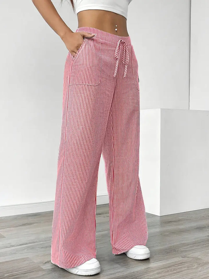 Eleganza e comfort: pantaloni larghi donna a righe, vita alta, per un'estate stilosa.