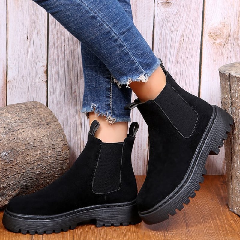 Stivaletti neri donna platform, punta tonda. Un classico autunnale chic e confortevole per ogni occasione.