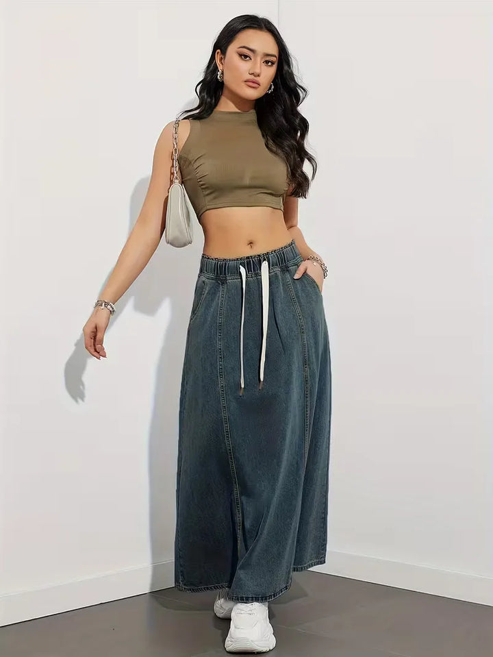 Gonna lunga in denim elasticizzato per donna, ideale per il comfort quotidiano e outfit casual chic.