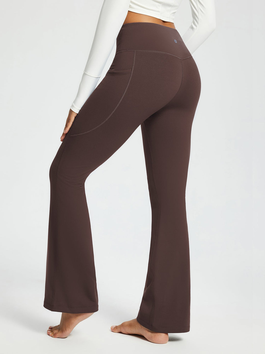 Pantaloni termici donna, vita alta, svasati, con tasche, ideali per yoga e momenti casual.