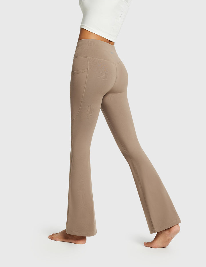 Pantaloni donna per yoga a vita alta, svasati, termici e con pratiche tasche.