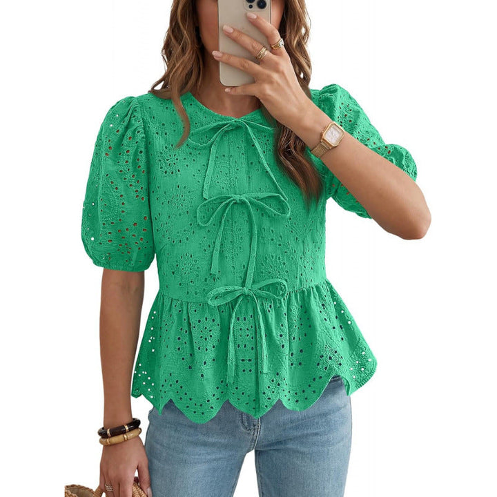 Maniche a sbuffo e volant decorativi su top da donna. Con cintura, per un look primaverile chic.