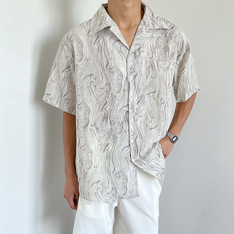 Camicia estiva uomo a maniche corte, vestibilità comoda con bottoni, colore grigio. Ideale per outfit casual e comfort.