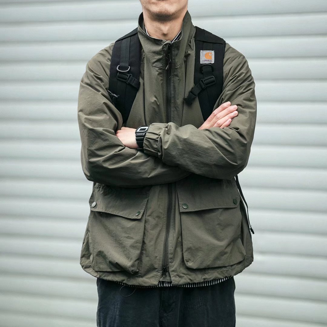 Giacca da caccia uomo invernale verde militare con collo a revers. Offre comfort e libertà di movimento in outdoor.