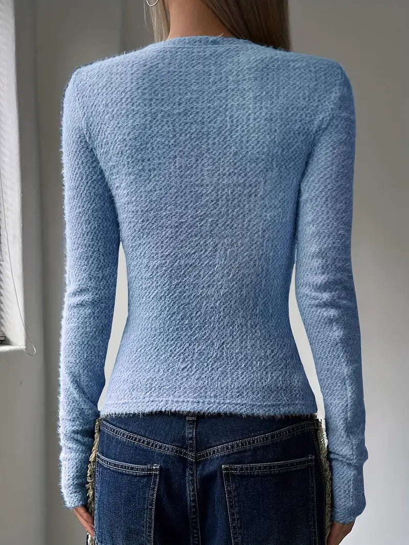 Versatile maglione donna girocollo bianco, capo essenziale per un look minimalista e chic.