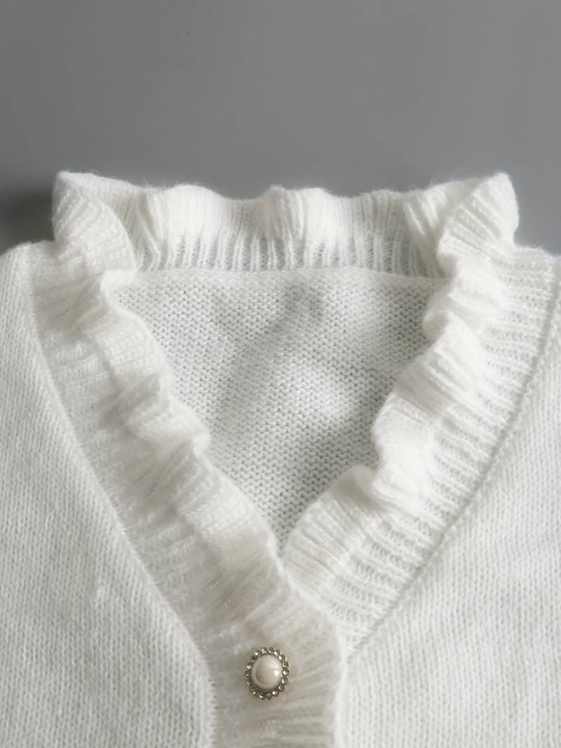 Maglione bianco da donna, scollo a V e dettagli arricciati. Abbigliamento versatile, comfort e stile.