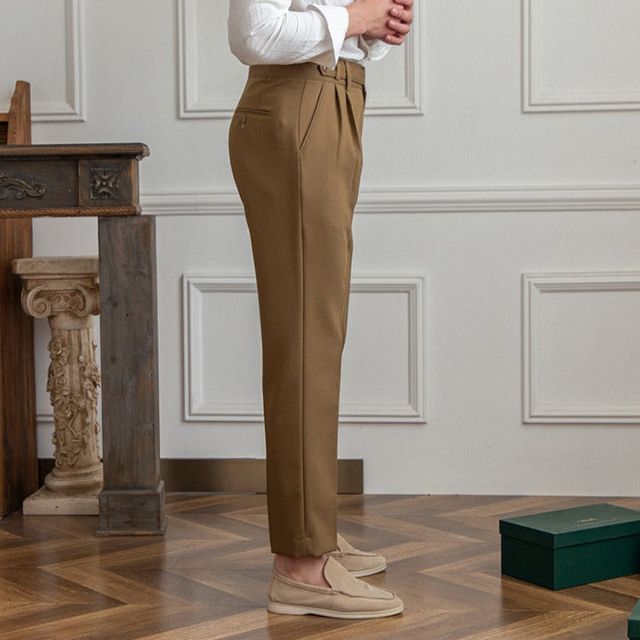 Pantaloni business uomo dritti, con fibbia integrata, perfetti per look senza cintura.