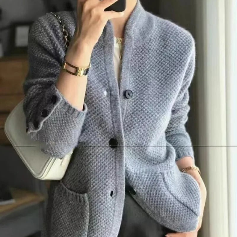 Cardigan da donna a collo alto, caldo e alla moda, per un comfort avvolgente durante l'autunno. Morbida maglieria.