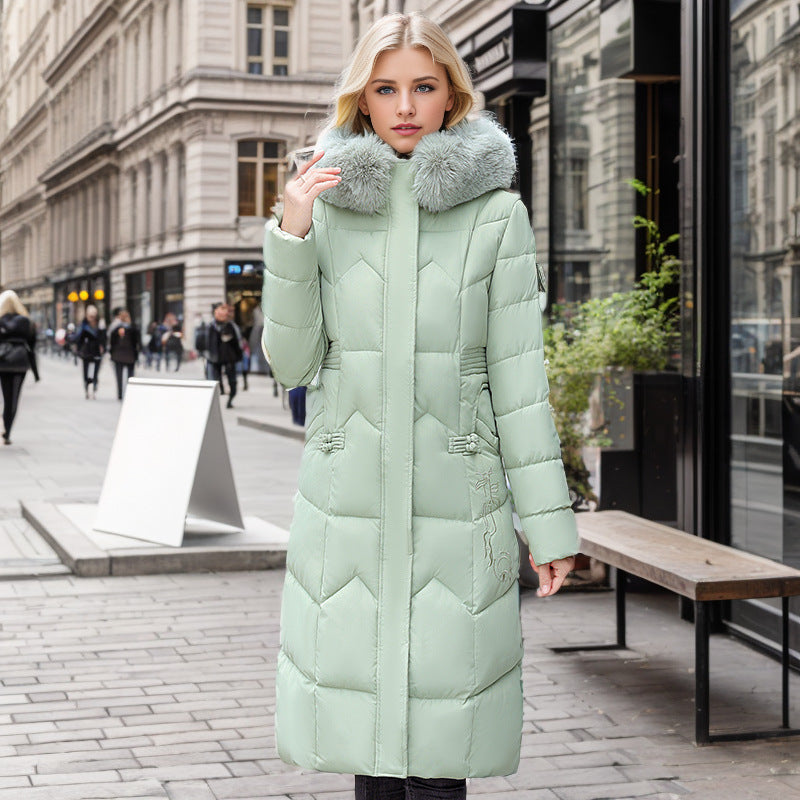 Cappotto donna invernale elegante e lungo, un must-have per l'abbigliamento femminile con colletto in pelliccia.