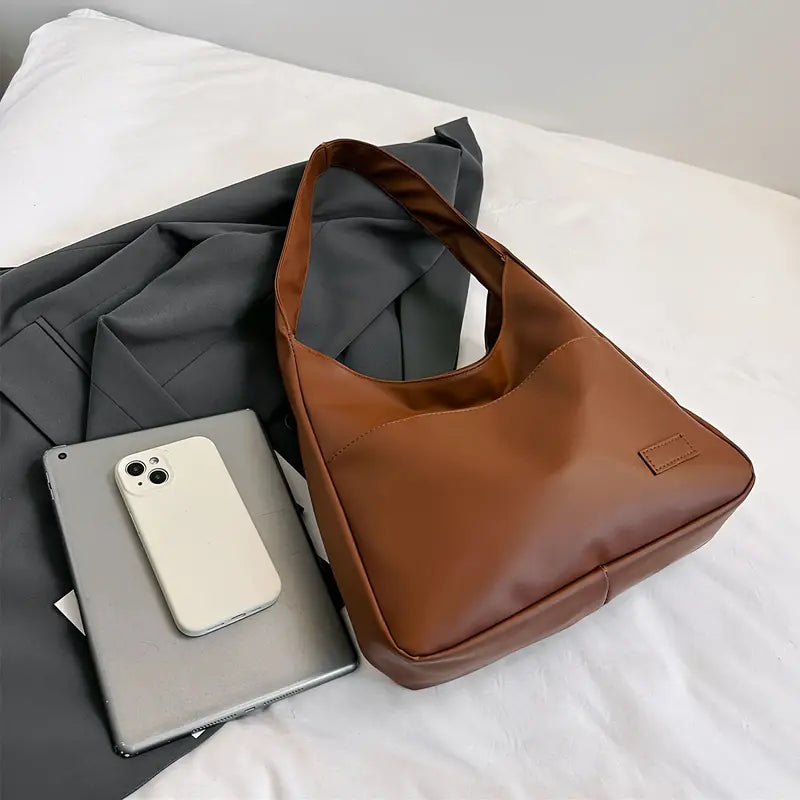 Borsa hobo color crema per donna, stile casual e minimal, ideale per la moda femminile di tutti i giorni.