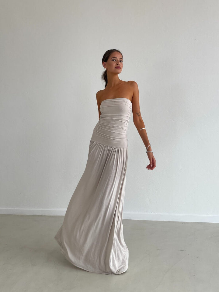 Elegante abito da sera donna, lungo e senza spalline, ideale per cerimonie e occasioni speciali.