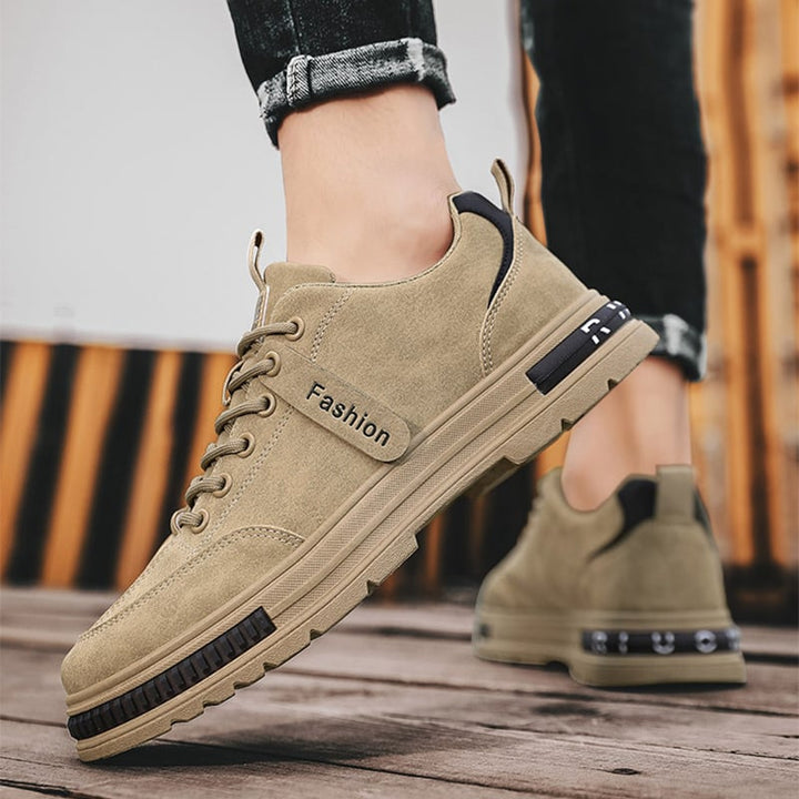 Scarpe basse uomo con lacci, per comfort quotidiano e stile casual. Colori nero, grigio, beige.