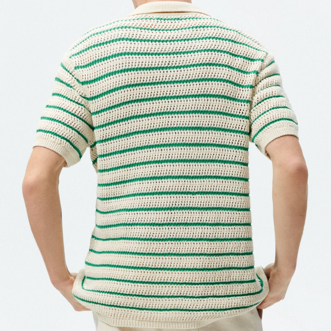 Elegante cardigan polo uomo a righe bianche e nere, maniche corte. Comodo e chic con bottoni, ideale per l'estate.