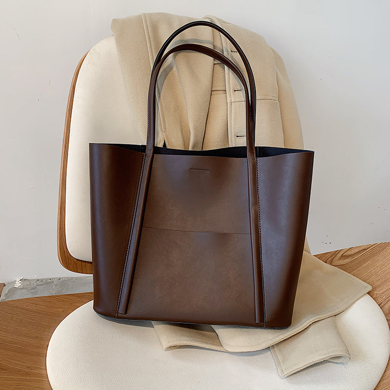 Borsa tote donna grande in vera pelle nera. Elegante e versatile per lavoro e shopping. Chic accessorio moda.
