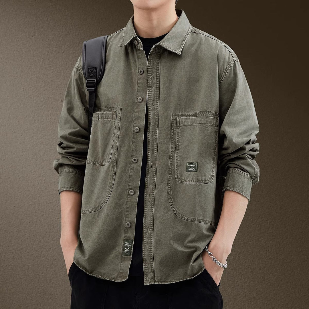 Camicia uomo elegante a maniche lunghe slim fit primaverile, perfetta per look smart casual o ufficio.