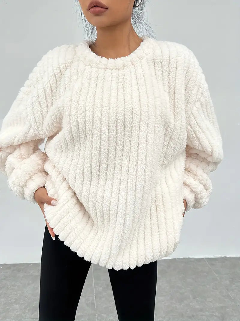 Morbido maglione oversize da donna beige con girocollo, ideale per un look casual e confortevole in autunno.