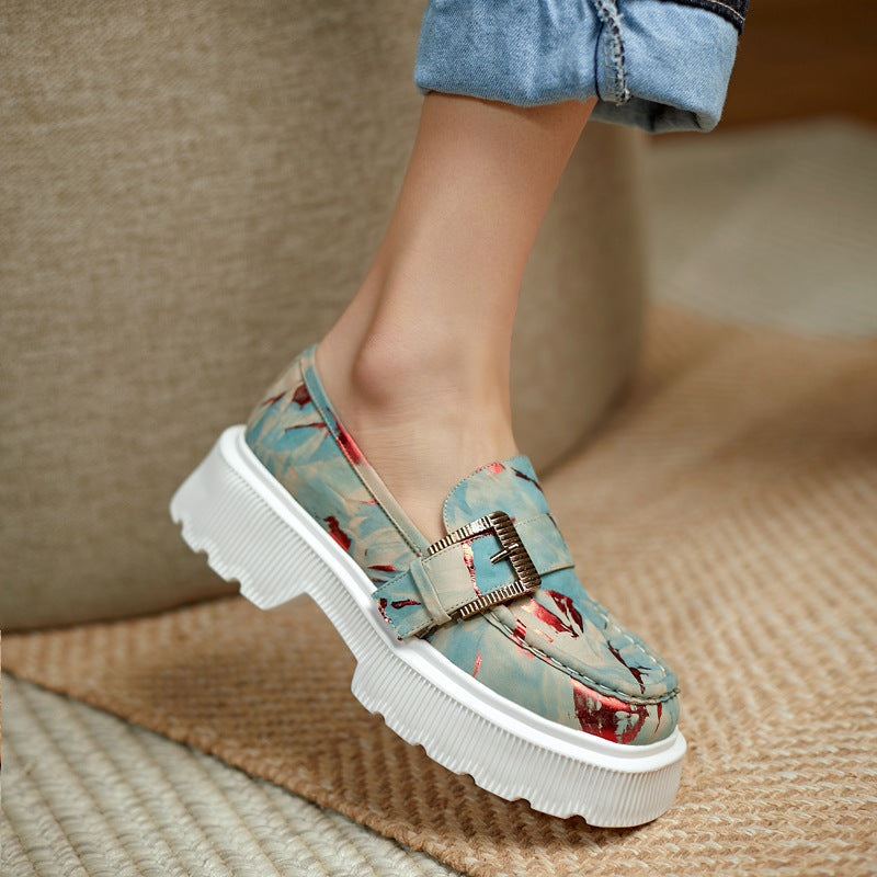 Calzature donna casual con plateau e fibbia, perfette per comfort quotidiano e stile urbano primavera autunno.