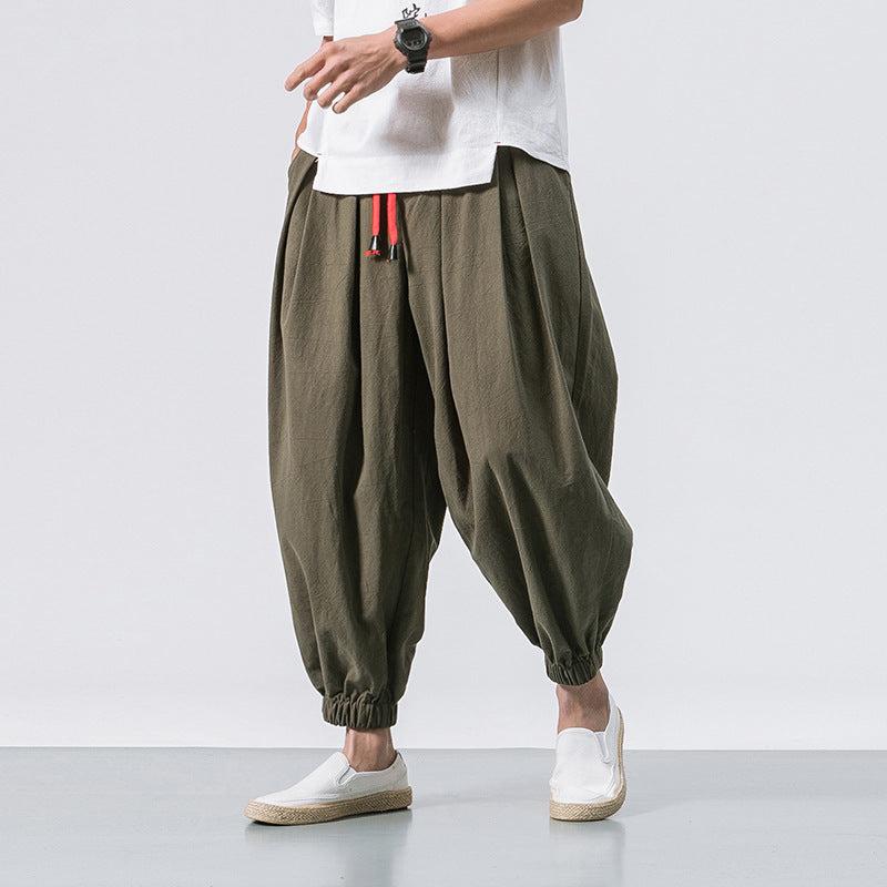 Streetwear uomo: pantaloni harem casual a gamba larga. Design moderno con vita regolabile per un look rilassato.