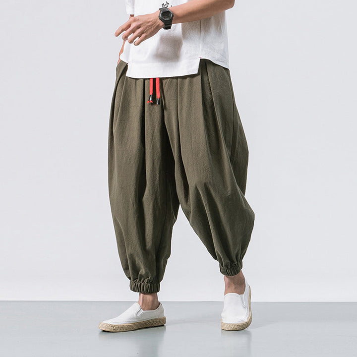 Streetwear uomo: pantaloni harem casual a gamba larga. Design moderno con vita regolabile per un look rilassato.
