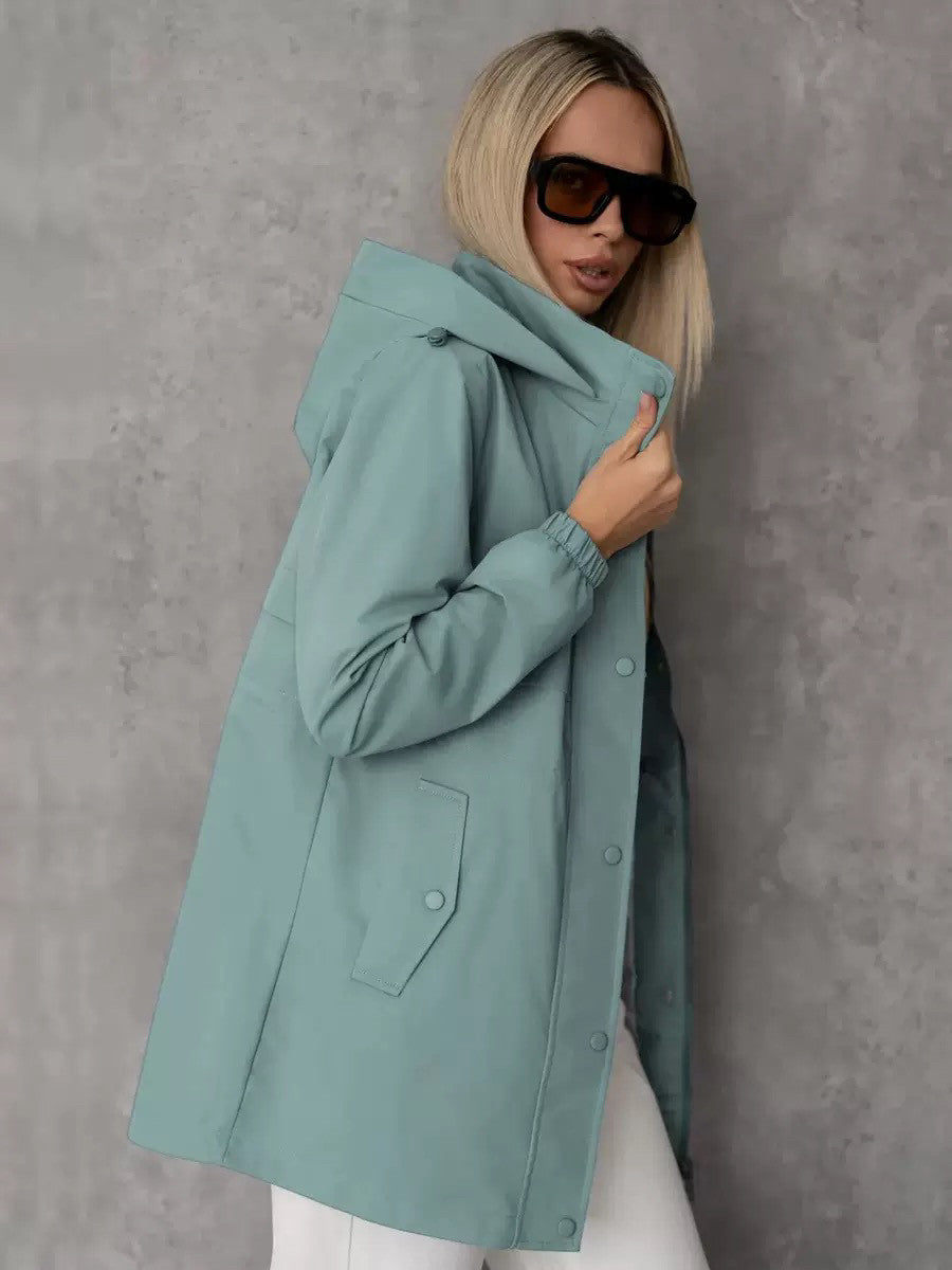 Giacca sportiva donna con cappuccio in ambiente urbano, ideale per mezza stagione e attività casual.