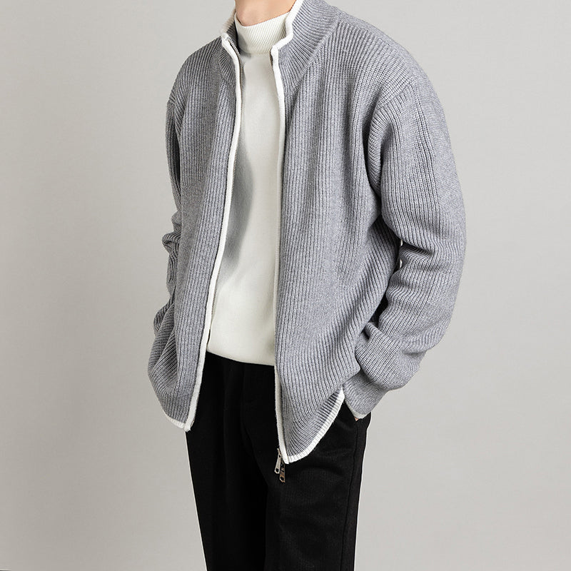 Cardigan da uomo versatile e confortevole. Apertura frontale, maniche lunghe. Perfetto per outfit stratificati.