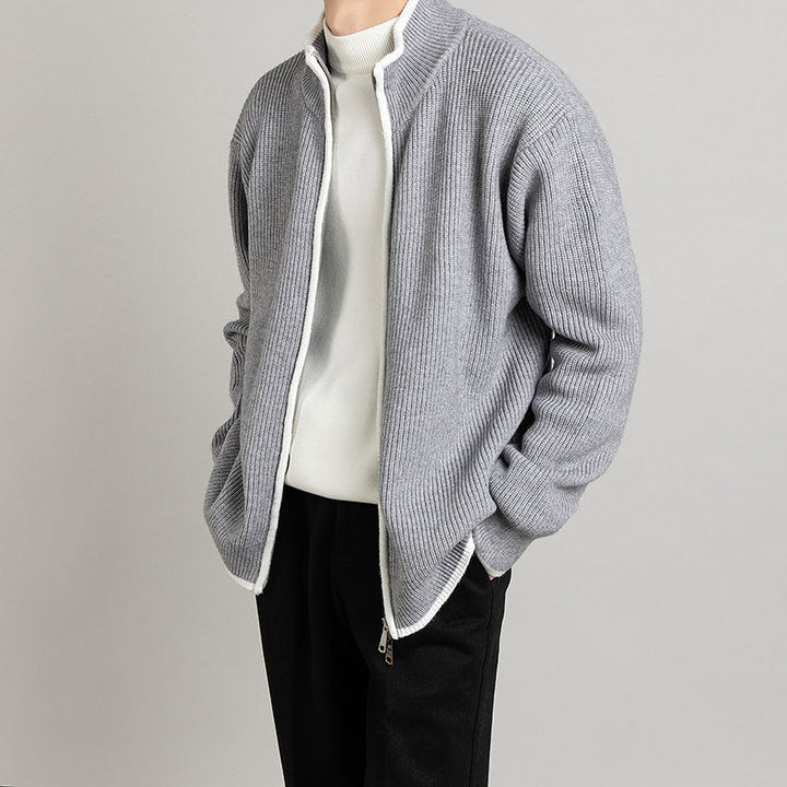 Cardigan da uomo versatile e confortevole. Apertura frontale, maniche lunghe. Perfetto per outfit stratificati.